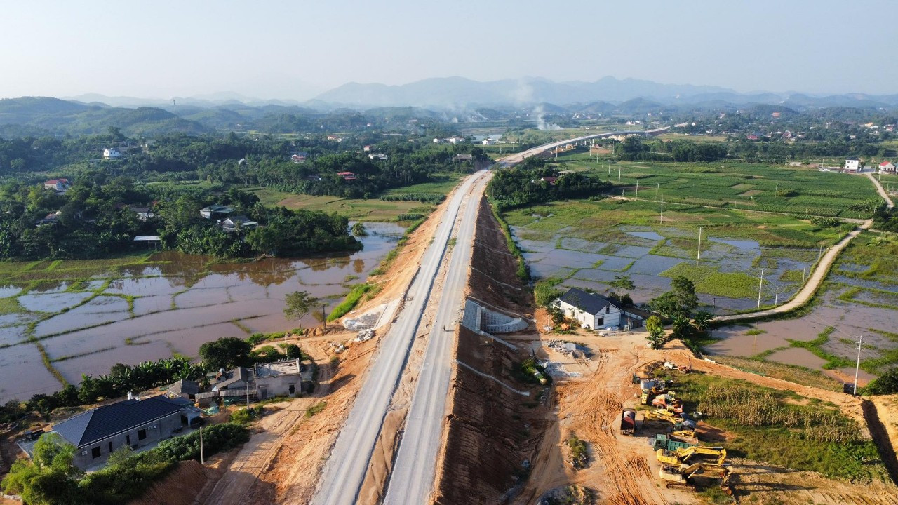 Ngày 23/2/2021, dự án xây dựng cao tốc Tuyên Quang - Phú Thọ kết nối với cao tốc Nội Bài - Lào Cai đã chính thức động thổ. Dự án có tổng mức đầu tư hơn 3.712 tỷ đồng, được chia thành 2 giai đoạn với chiều dài toàn tuyến 40,2 km (tỉnh Tuyên Quang dài 11,63 km, tỉnh Phú Thọ 28,57 km). Ảnh: Ngô Hùng