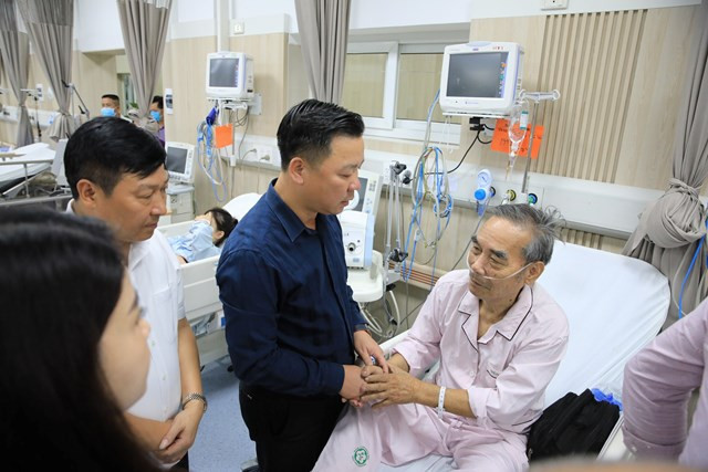 Ông Nguyễn Sỹ Trường, Phó Chủ tịch Thường trực Ủy ban MTTQ Việt Nam thành phố Hà Nội thăm hỏi nạn nhân trong vụ cháy chung cư mini.