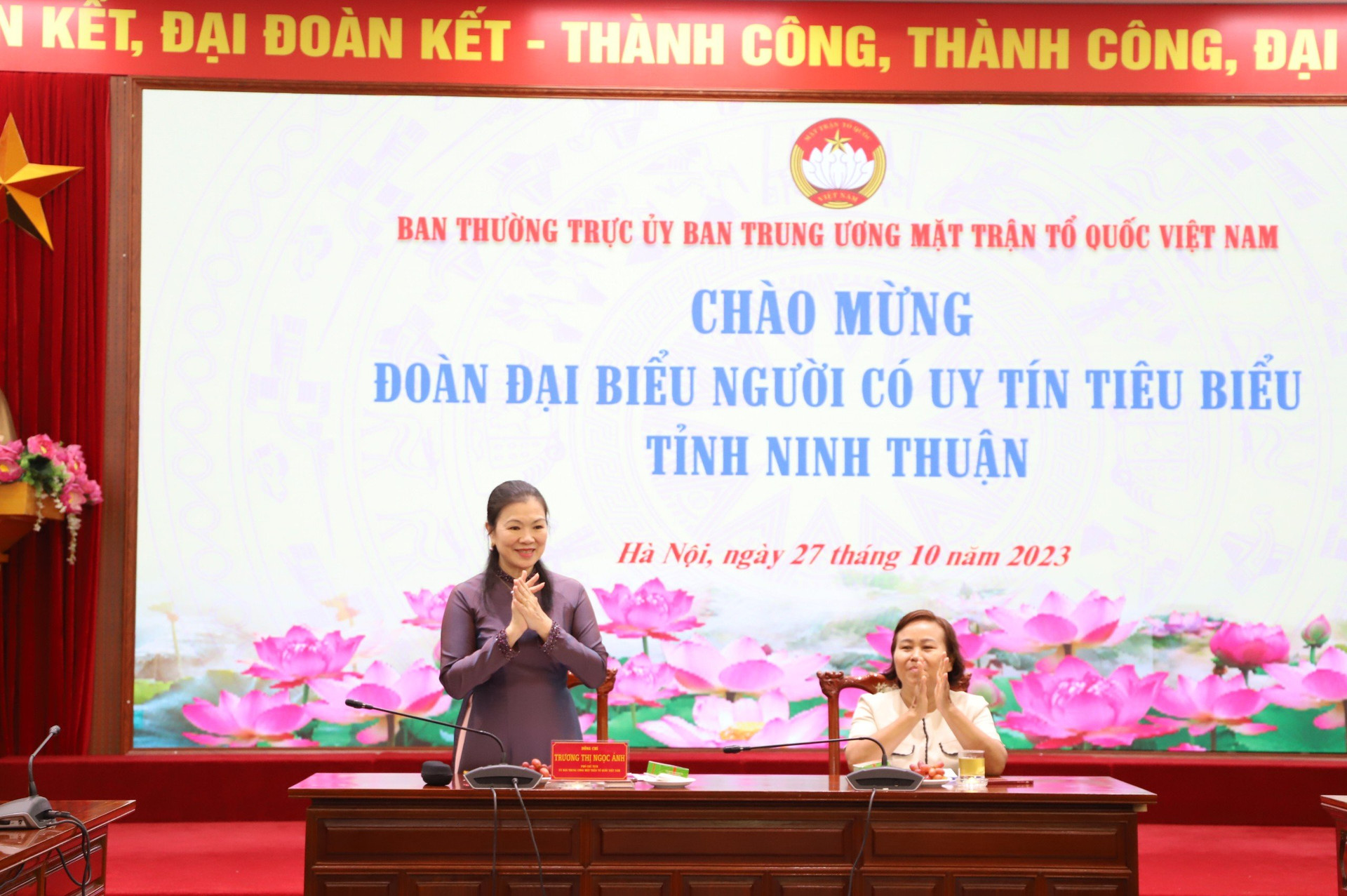 Phó Chủ tịch Trương Thị Ngọc Ánh thân mật tiếp Đoàn đại biểu người có uy tín tiêu biểu tỉnh Ninh Thuận.