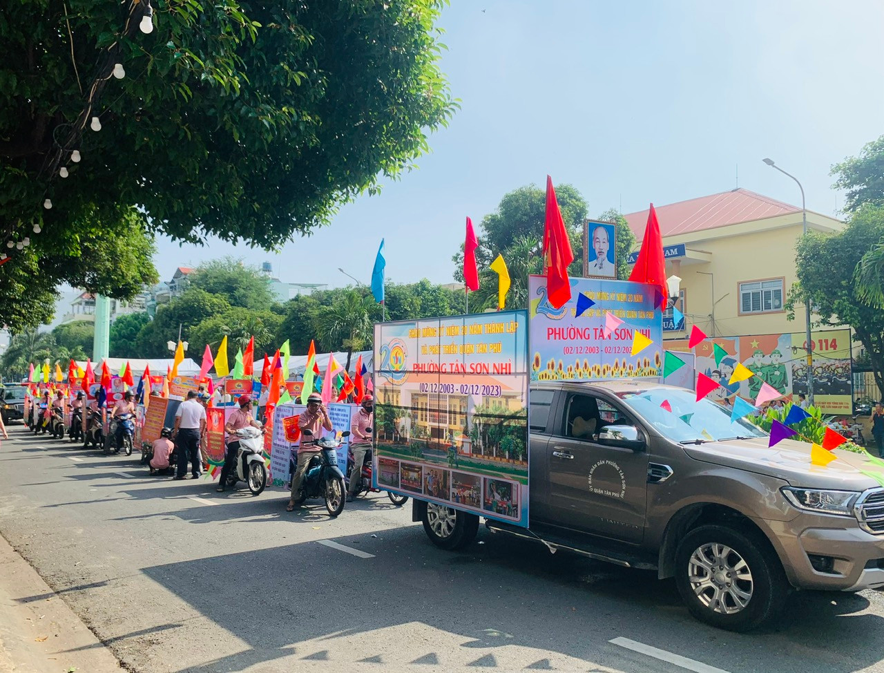 Ra quân diễu hành xe hoa mừng ngày hội văn hoá Hồ Chí Minh tại phường.