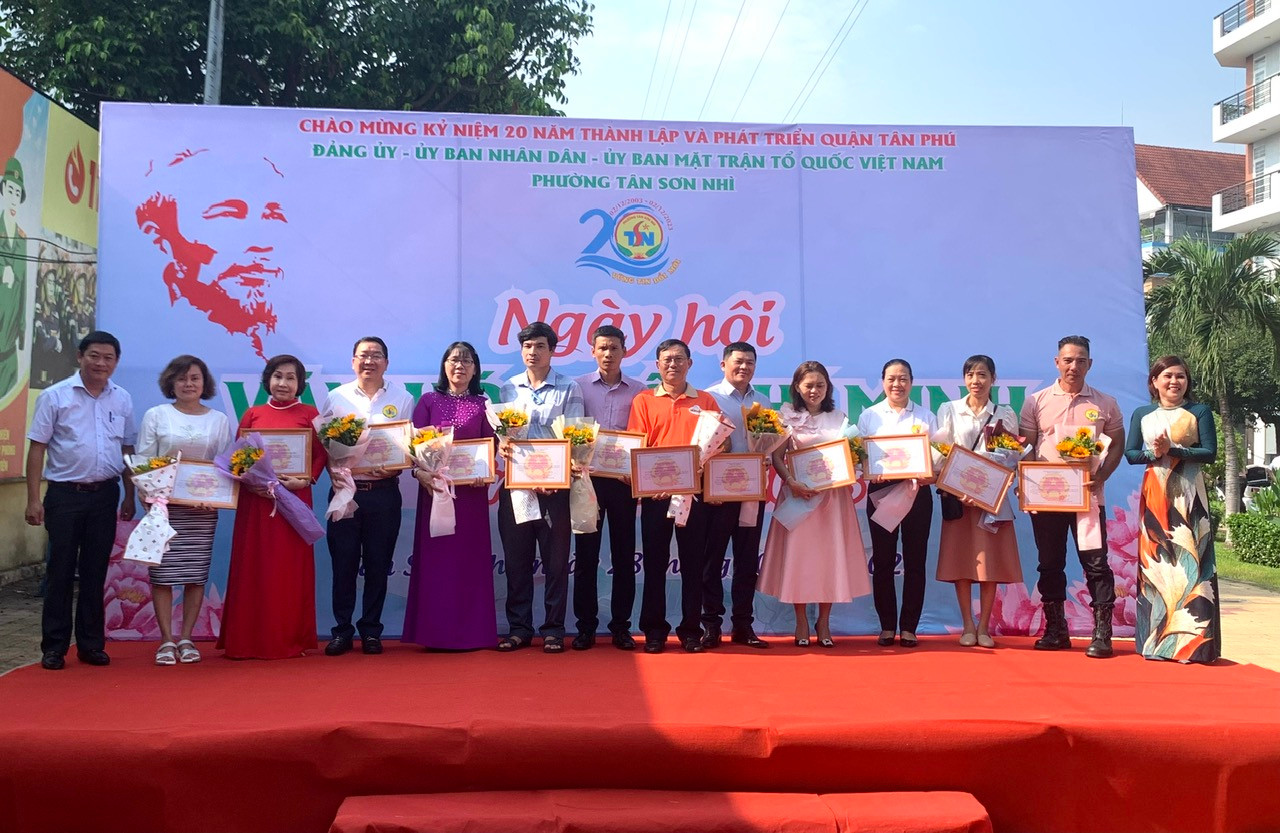Lãnh đạo phường Tân Sơn Nhì tặng hoa cho các mạnh thường quân ủng hộ Quỹ vì người nghèo.