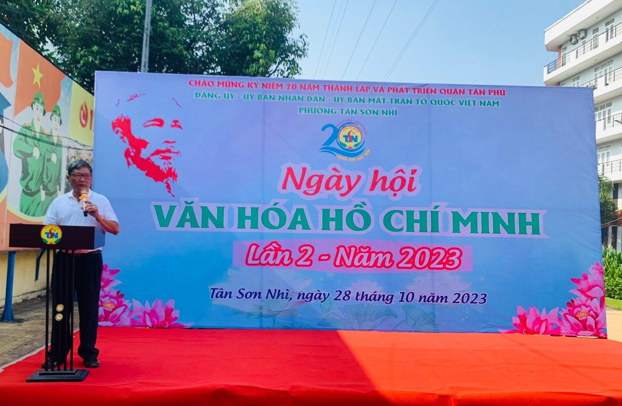 Ông Nguyễn Văn Hoàng, Chủ tịch Uỷ ban Mặt trận Tổ quốc Việt Nam phường Tân Sơn Nhì phát động ủng hộ Quỹ vì người nghèo của phường.