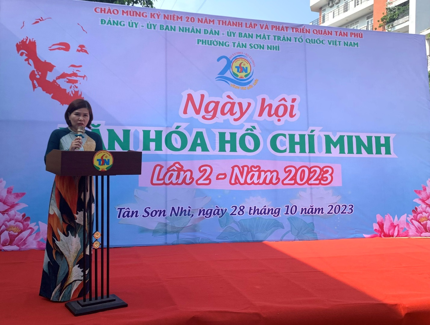 Bà Đặng Thị Hồng Vân, Uỷ viên Ban Thường vụ Quận uỷ Tân Phú, Bí thư Đảng uỷ Phường Tân Sơn Nhì phát biểu khai mạc ngày hội.