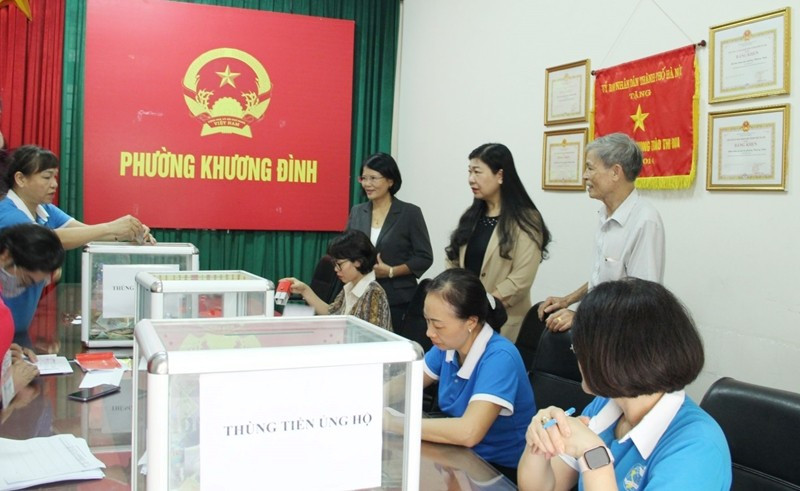  Đoàn giám sát của Ủy ban MTTQ TP Hà Nội kiểm tra công tác tiếp nhận ủng hộ tại phường Thượng Đình.
