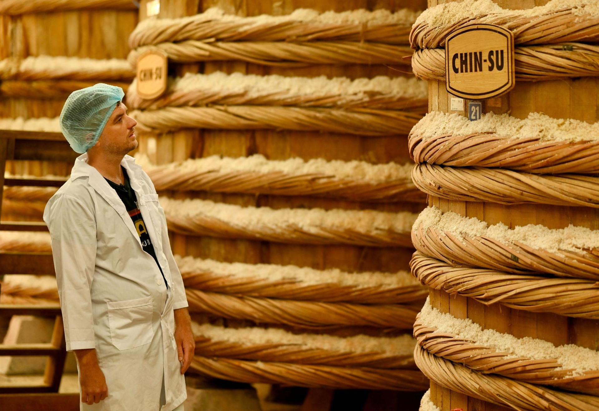 Chad Kubanoff ngẩn ngơ ở nhà thùng Chin-su Phú Quốc. Mỗi thùng gỗ này chứa  từ 13 - 15 tấn cá cơm.