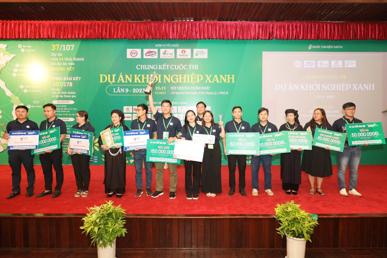 Ban tổ chức trao giải cho các dự án khởi nghiệp xanh.