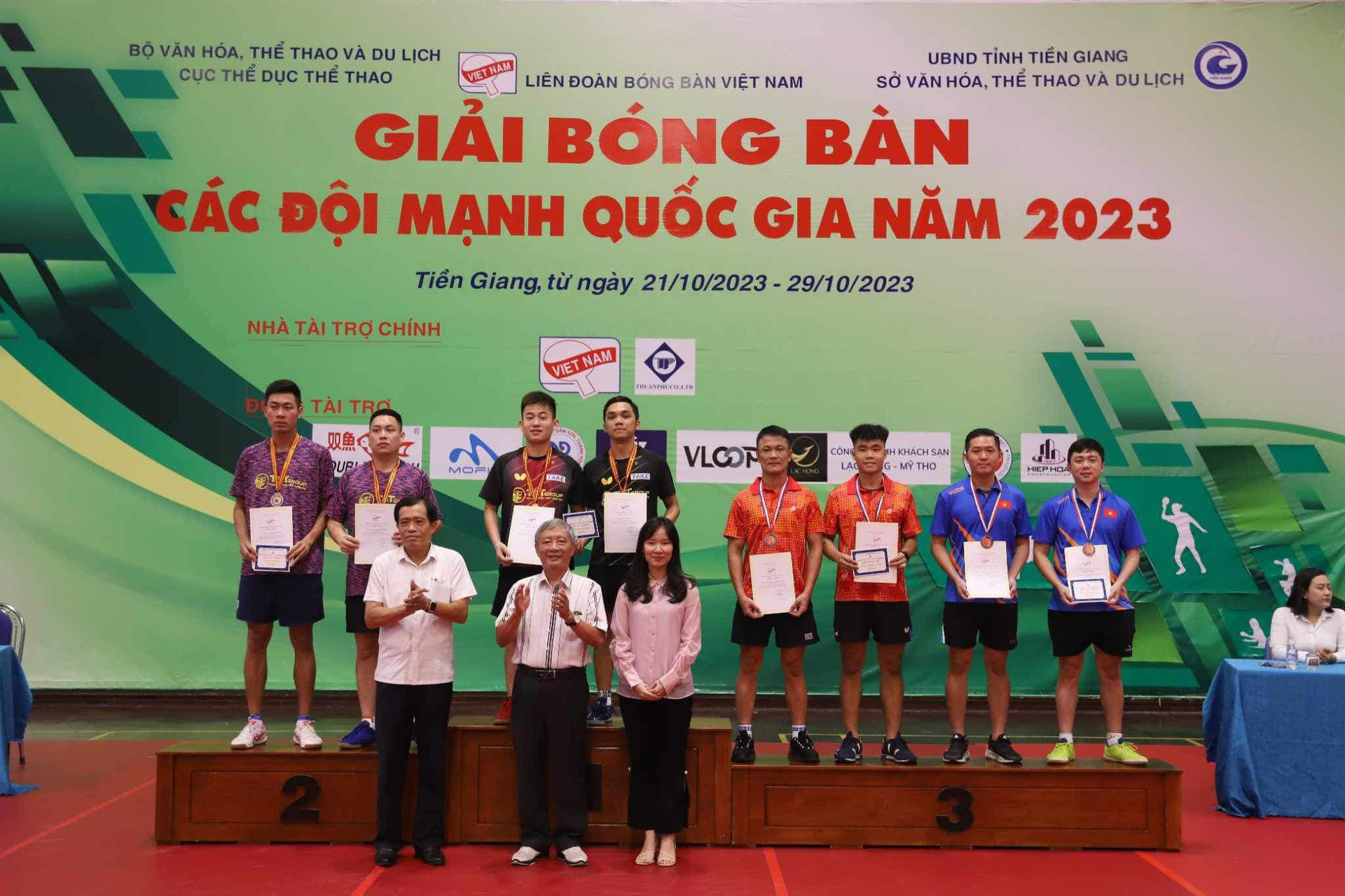 Anh Hoàng, Mai Ngọc, Đình Đức giúp CLB bóng bàn Hà Nội T&T giành 2 huy chương vàng nội dung đôi nam và đôi nam nữ tại Giải bóng bàn các đội mạnh quốc gia 2023.