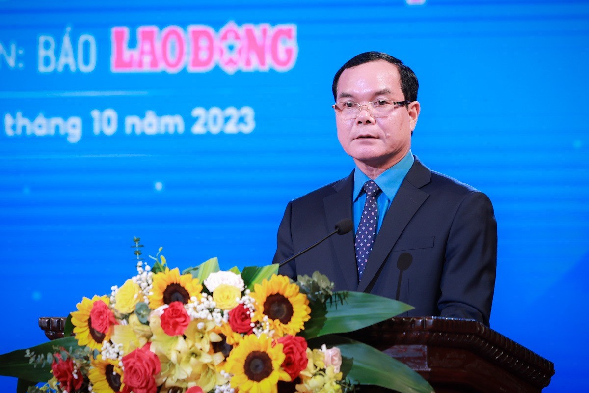 Ông Nguyễn Đình Khang, Chủ tịch Tổng Liên đoàn Lao động Việt Nam phát biểu tại lễ vinh danh. 