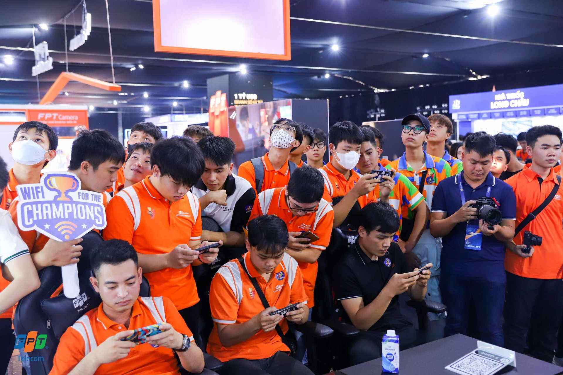 Các game thủ tại khu vực trải nghiệm đường truyền dành riêng cho trải nghiệm gaming của FPT Telecom.
