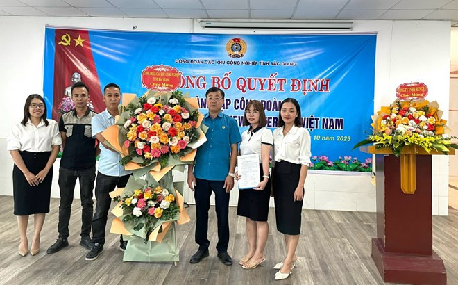 Ông Ngô Đức Thắng - Chủ tịch Công đoàn các Khu công nghiệp tỉnh Bắc Giang - trao quyết định và tặng hoa chúc mừng Ban Chấp hành.