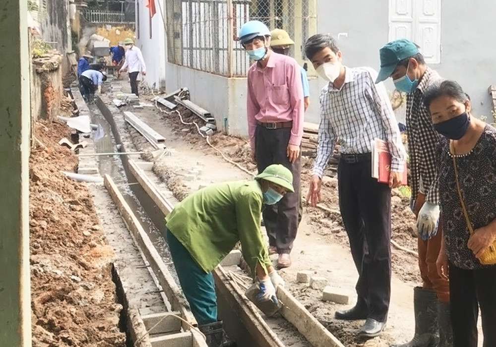 Ban Giám sát đầu tư của cộng đồng xã Đa Tốn (huyện Gia Lâm, Hà Nội) kiểm tra chất lượng công trình xây dựng trên địa bàn.