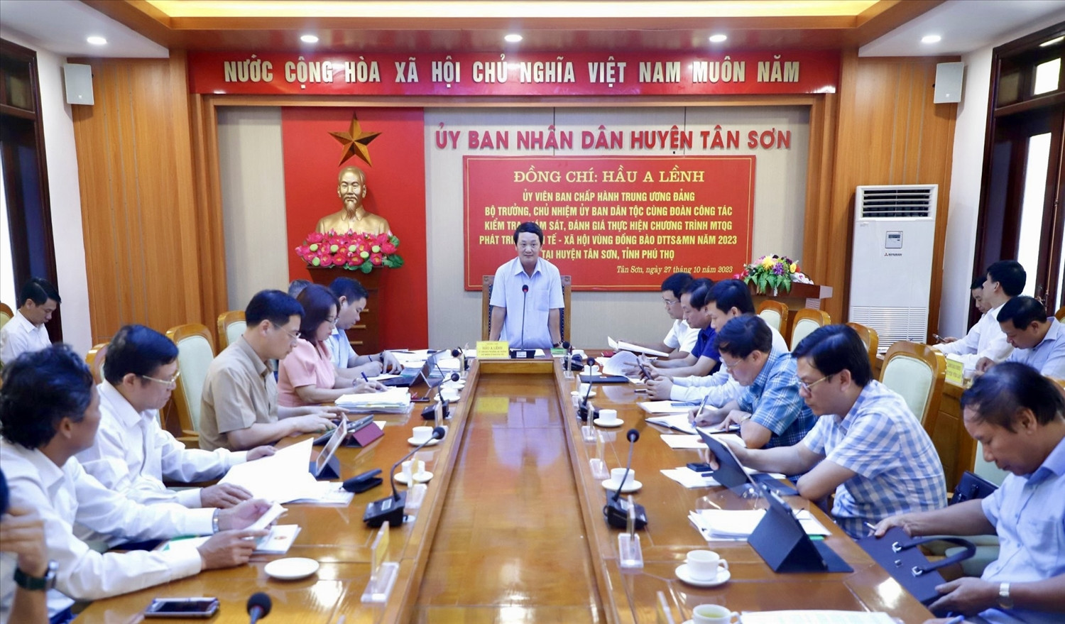 Bộ trưởng, Chủ nhiệm UBDT Hầu A Lềnh chủ trì buổi làm việc với UBND tỉnh Phú Thọ. Ảnh: baophutho.vn