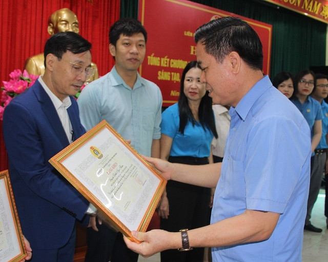 Đại diện lãnh đạo LĐLĐ tỉnh Ninh Bình trao Bằng khen cho các cá nhân và tập thể có thành tích xuất sắc.