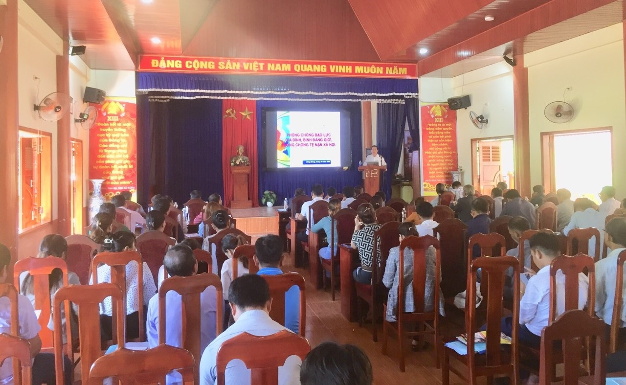 Tuyên truyền pháp luật về phòng chống bạo lực gia đình, bình đẳng giới tại huyện miền núi Đông Giang.