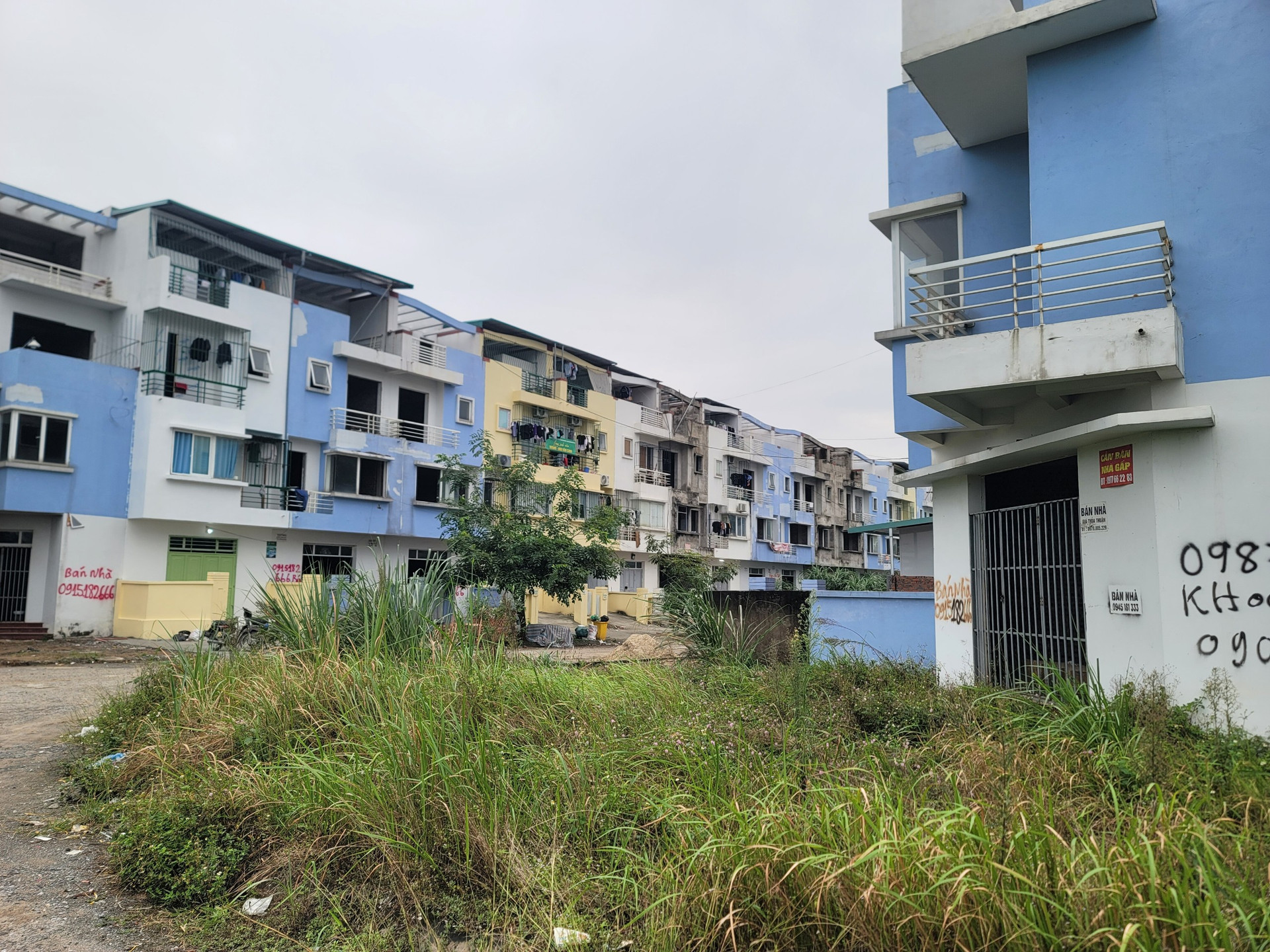 Khu đô thị Vân Canh được khởi công xây dựng từ năm 2008 và chia làm 2 giai đoạn.Giai đoạn 1 bắt đầu bàn giao cho người mua nhà từ năm 2012. Nhưng nhiều nhà bỏ hoang chưa được đưa vào sử dụng khiến khu đô thị trở nên nhếch nhác, xuống cấp.