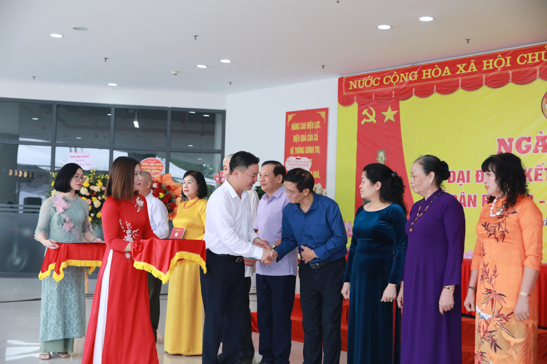 Ông Nguyễn Sỹ Trường, Phó Chủ tịch Thường trực Ủy ban MTTQ Việt Nam thành phố Hà Nội tặng quà tại ngày hội. 