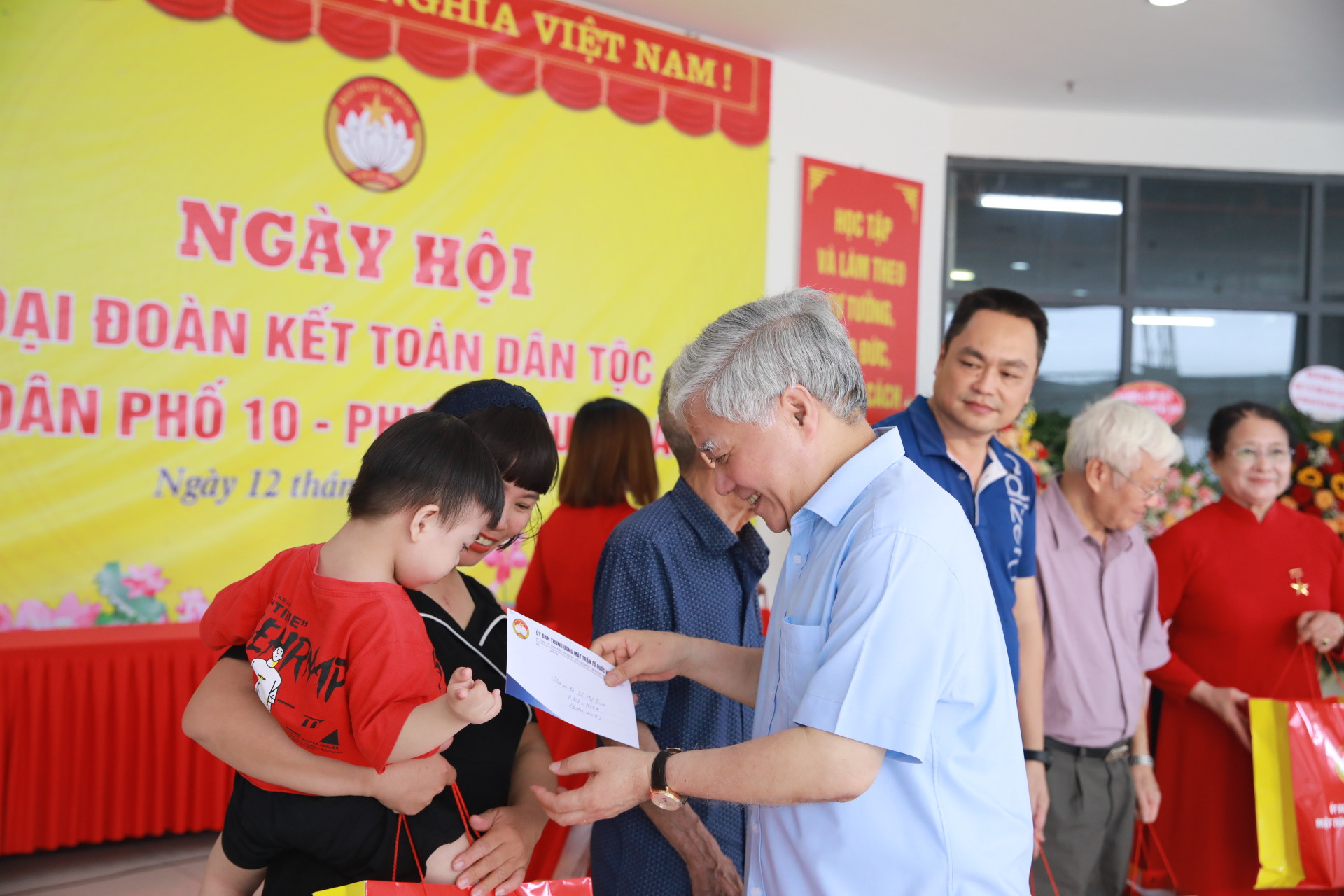 Bí thư Trung ương Đảng, Chủ tịch Ủy ban Trung ương MTTQ Việt Nam Đỗ Văn Chiến tặng quà một số hộ dân của phường.  