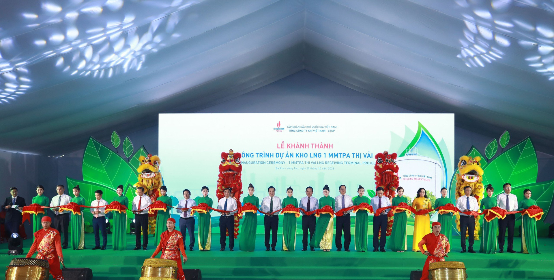 Phó Thủ tướng Trần Lưu Quang cùng các đại biểu cắt băng khánh thành Kho LNG 1 triệu tấn Thị Vải.