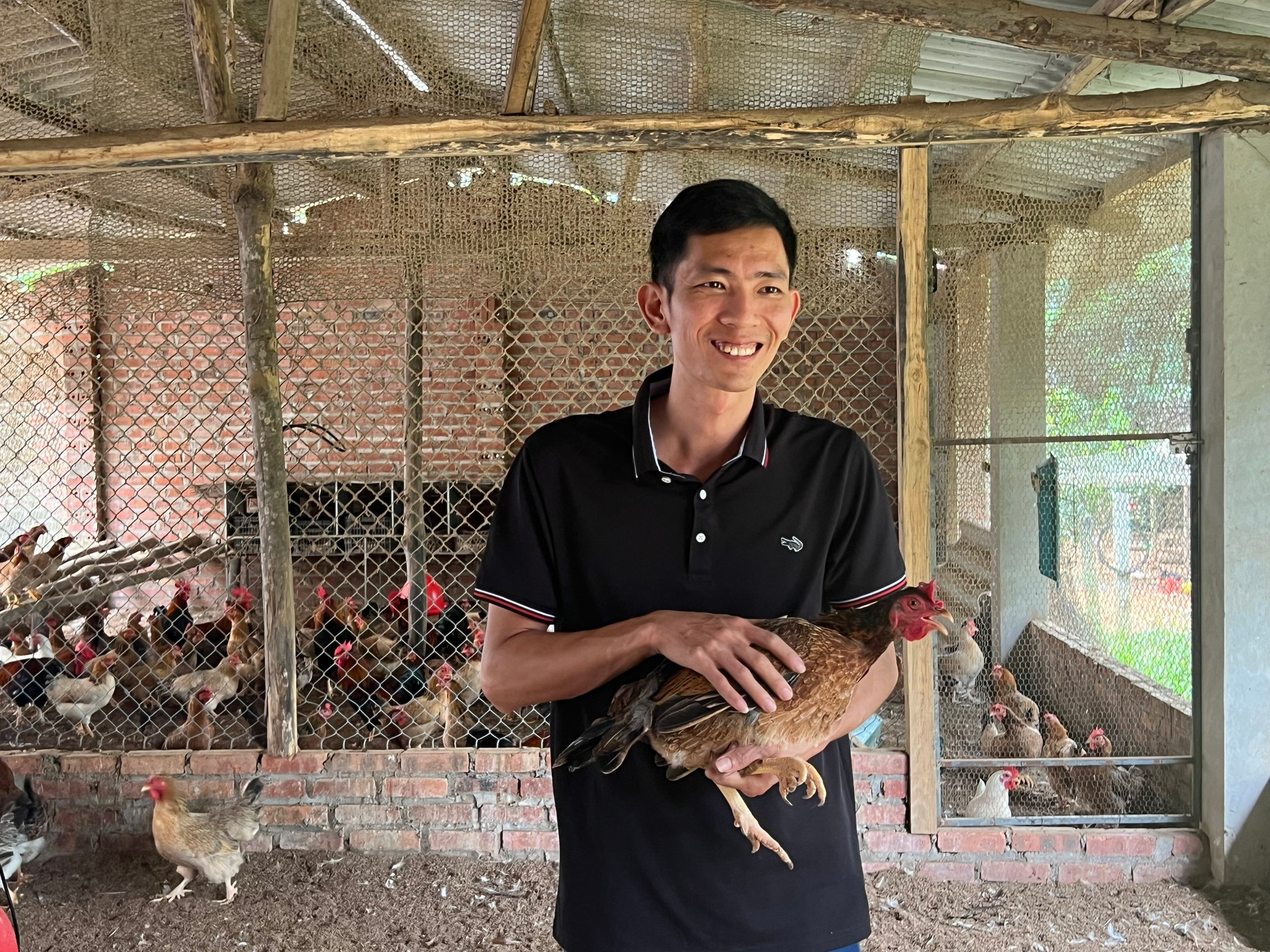 Gắn bó với gà nhiều cựa ngay từ nhỏ, sau khi xuống Hà Nội học ngành sư phạm, Nguyễn Văn Đức về địa phương làm giáo viên, năm 2013, anh quyết định 