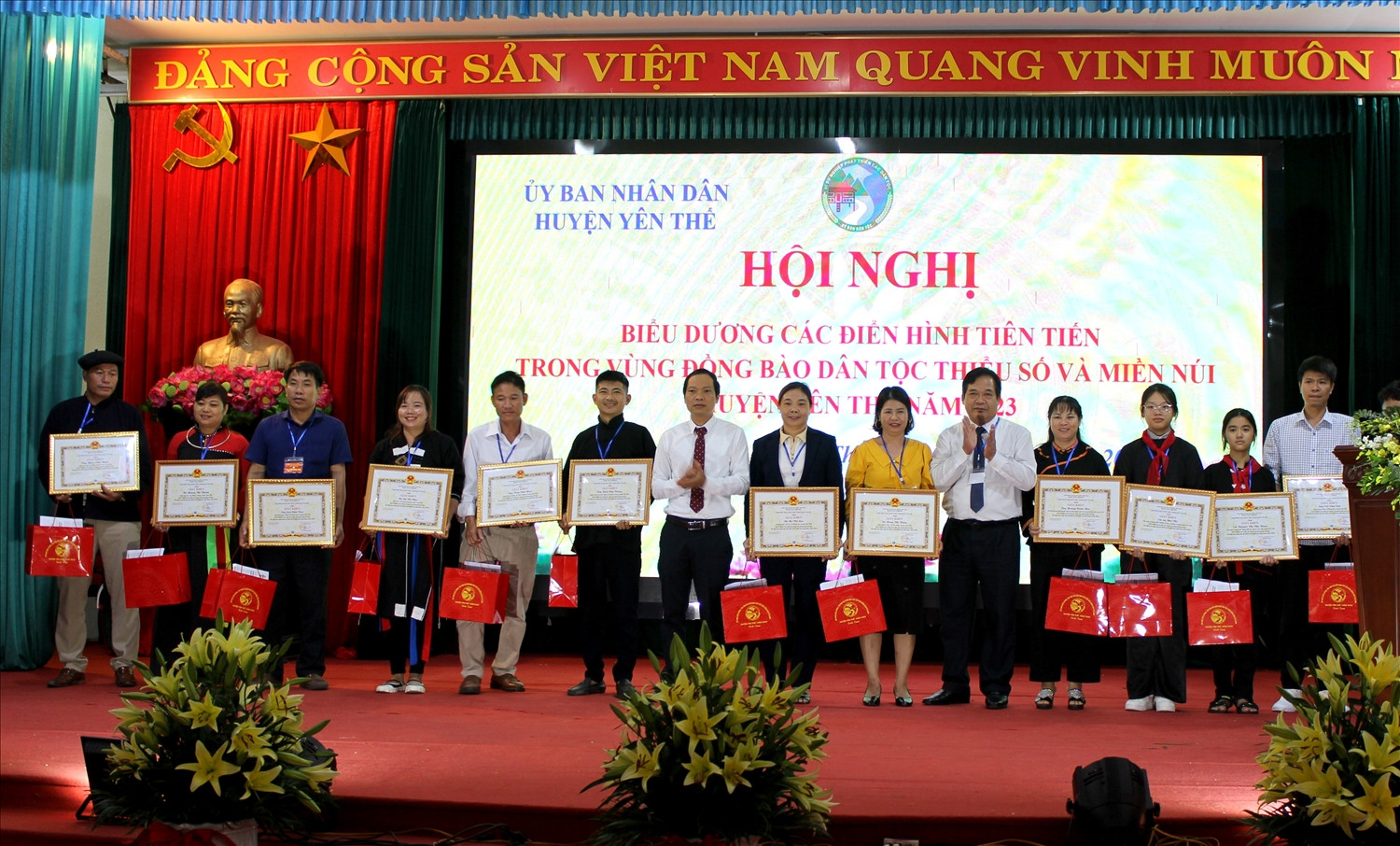 ng Vi Thanh Quyền - Trưởng Ban Dân tộc tỉnh Bắc Giang tặng Giấy khen cho các cá nhân có thành tích tiêu biểu, xuất sắc.