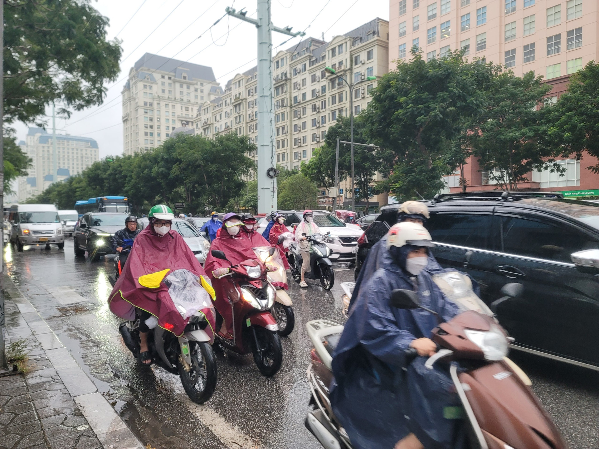 Theo ghi nhận của phóng viên, thời tiết mưa khiến các phương tiện lưu thông chậm hơn, nhiều tuyến phố bắt đầu xuất hiện ùn tắc.