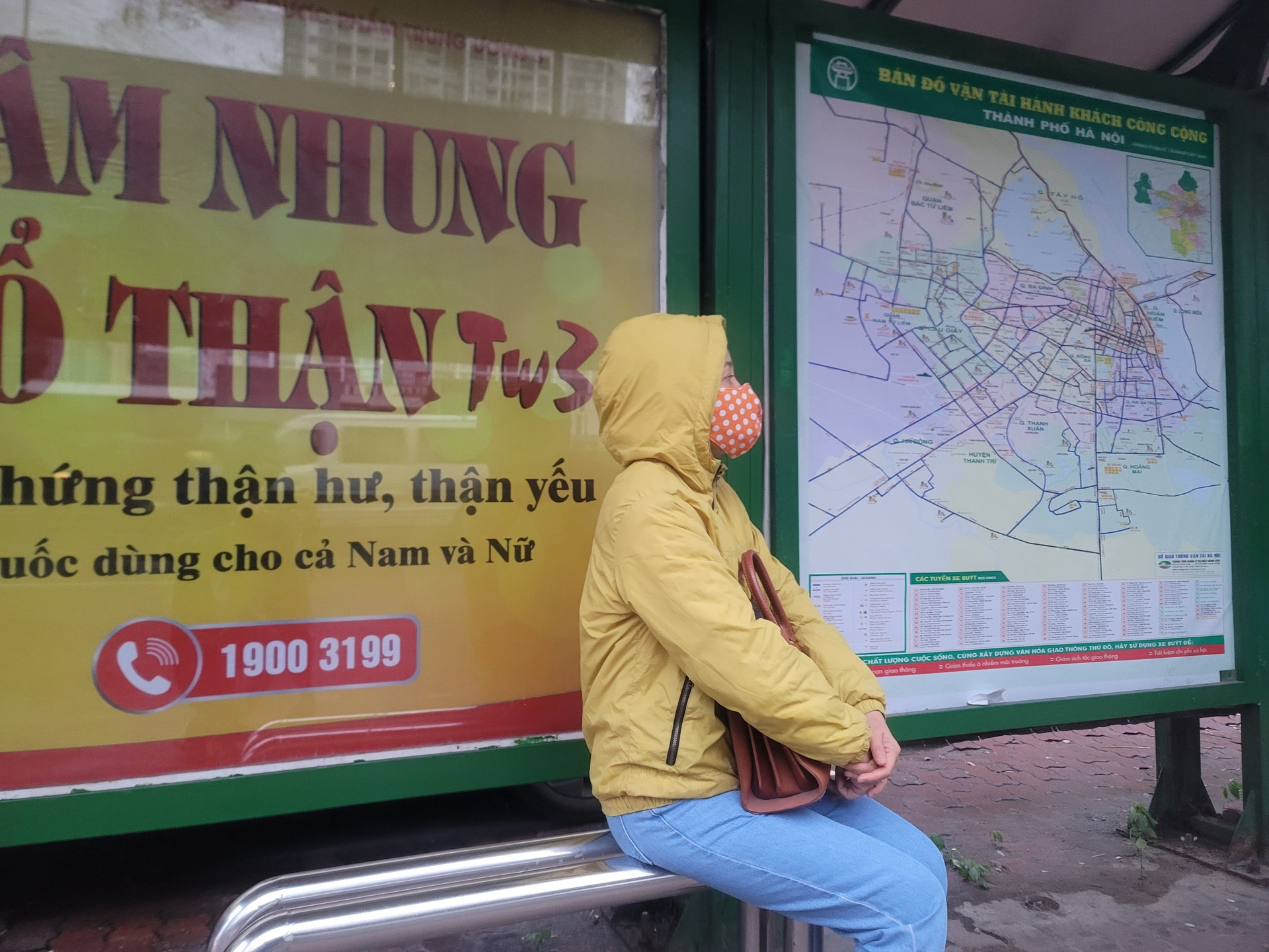 Chị Nguyễn Thị Nga (áo vàng), đang chờ xe buýt 74 và 88 tại khu vực đường Phạm Hùng (Nam Từ Liêm, Hà Nội) để đi Quốc Oai cho rằng đây là ngày lạnh nhất từ đầu năm tới nay.