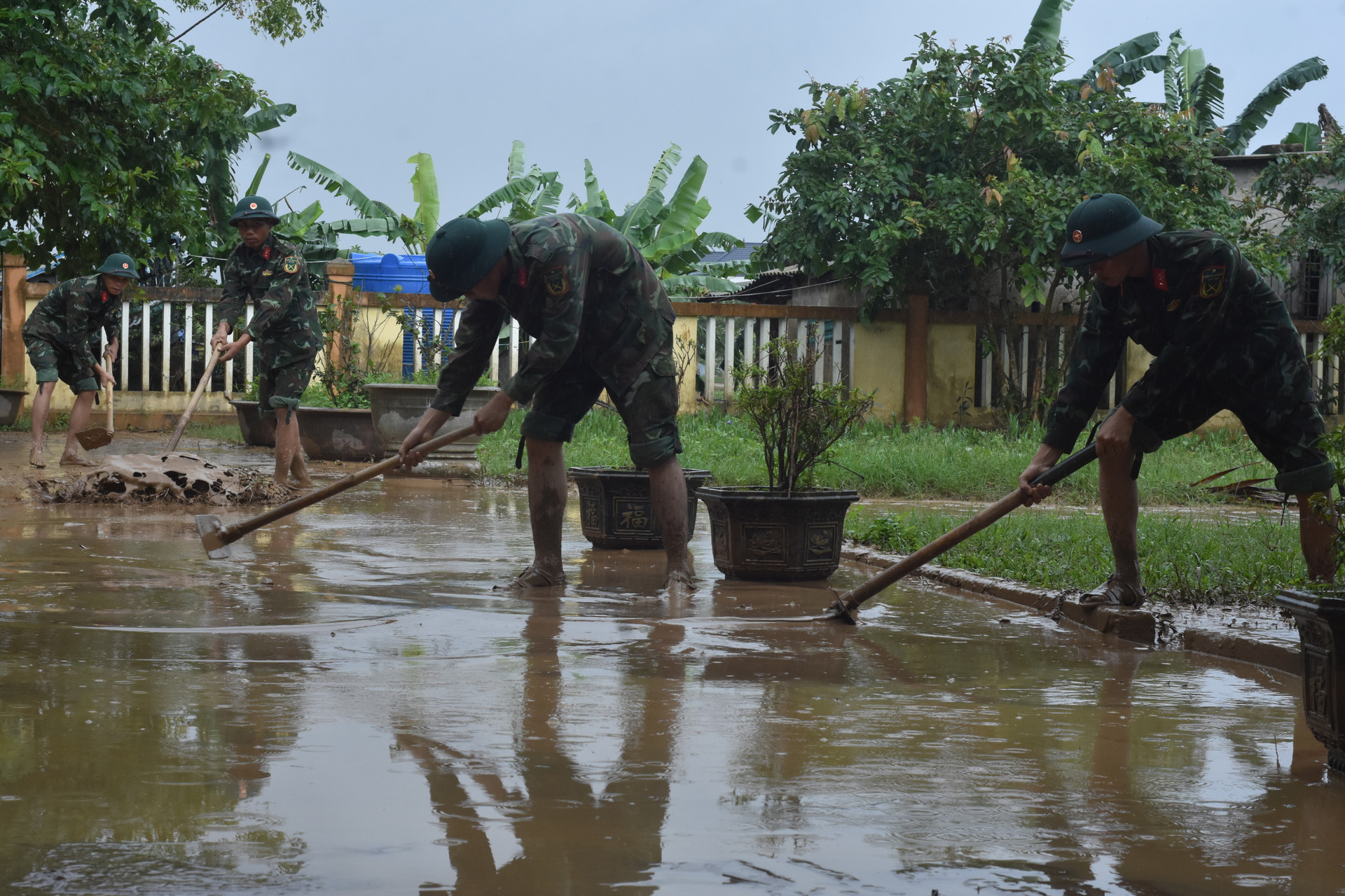 Chiến sĩ bộ đội hỗ trợ giáo viên dọn dẹp trường TH và THCS Cam Tuyền.