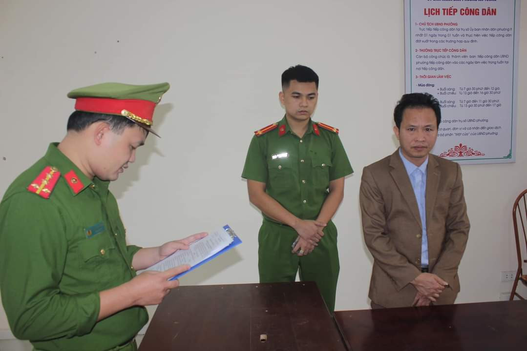 CQĐT đọc quyết định khởi tố, bắt tạm giam Nguyễn Văn Sáu . Ảnh: Công an tỉnh Tuyên Quang