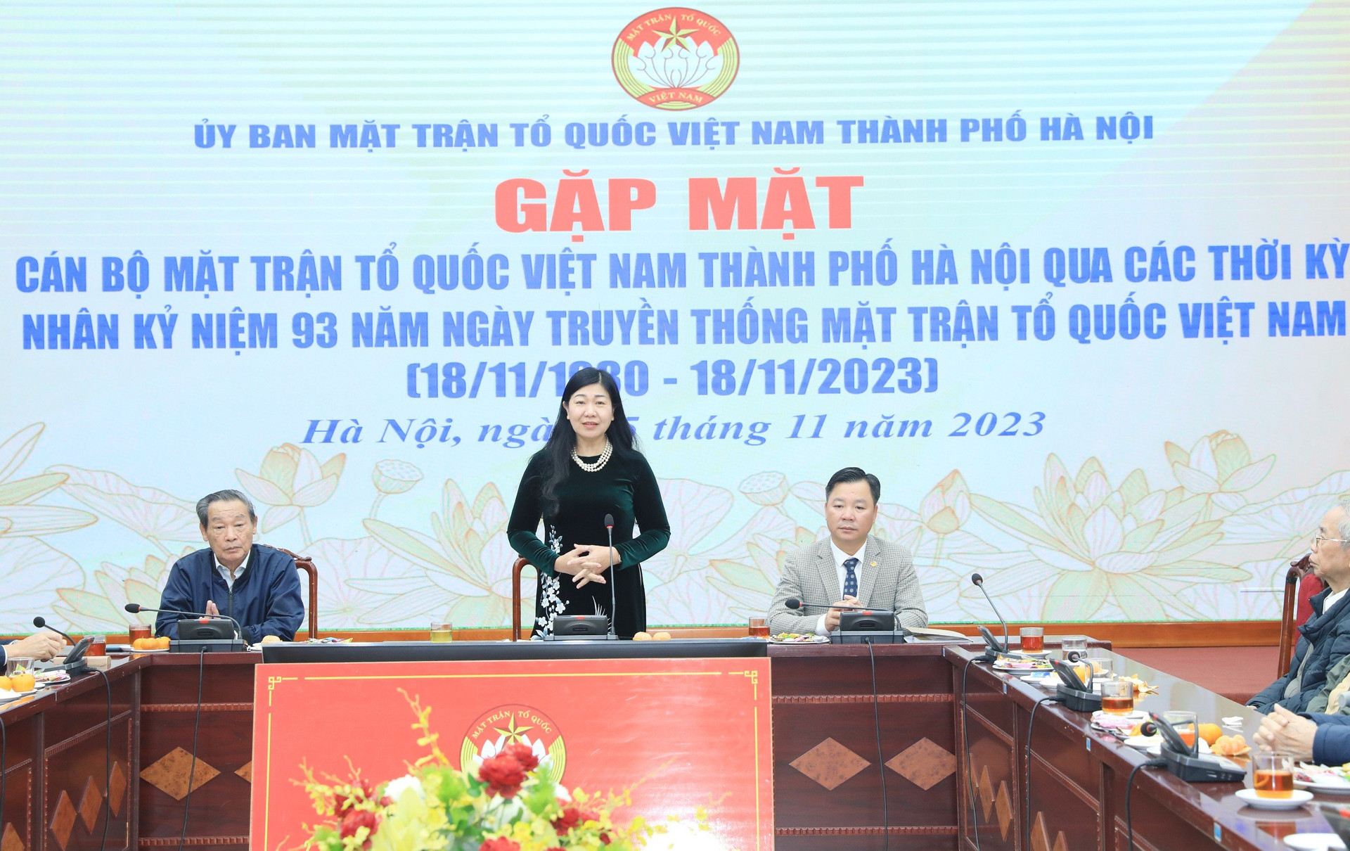 Bà Nguyễn Lan Hương, Chủ tịch Ủy ban MTTQ Việt Nam thành phố Hà Nội phát biểu tại buổi gặp mặt. 