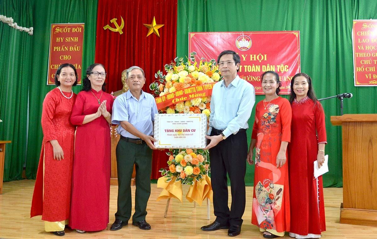 Đồng chí Bí thư Thành ủy Tạ Đức Tuyên tặng hoa và quà chúc mừng khu dân cư tổ 1, phường Tân Quang. Ảnh Thu Hương