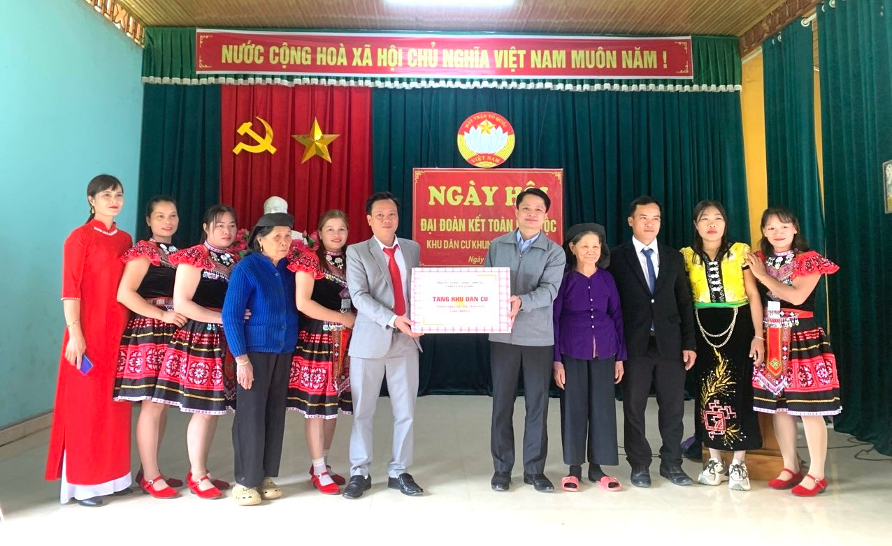 Phó Chủ tịch Ủy ban MTTQ tỉnh Lê Ngọc Tân tặng quà khu dân cư thôn Khun Mạ, xã Tri Phú, Chiêm Hóa