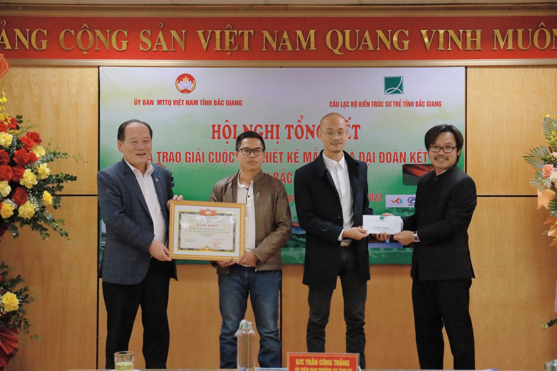 Ông Trần Công Thắng, Chủ tịch Ủy ban MTTQ tỉnh Bắc Giang trao bằng khen cho các tác giả đạt giải.  