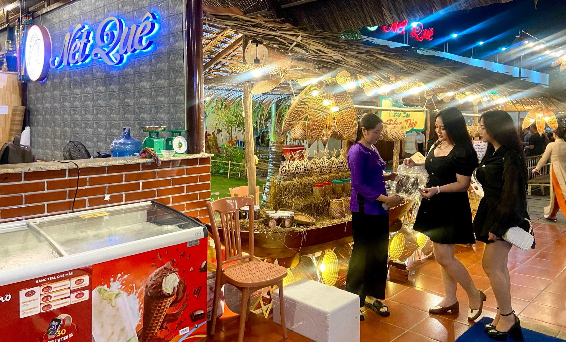 Du khách đến thưởng thức ẩm thực và mua quà tặng là đặc sản sản vùng Đồng Tháp tại Khu nhà hàng Du lịch sinh thái Nét Quê.