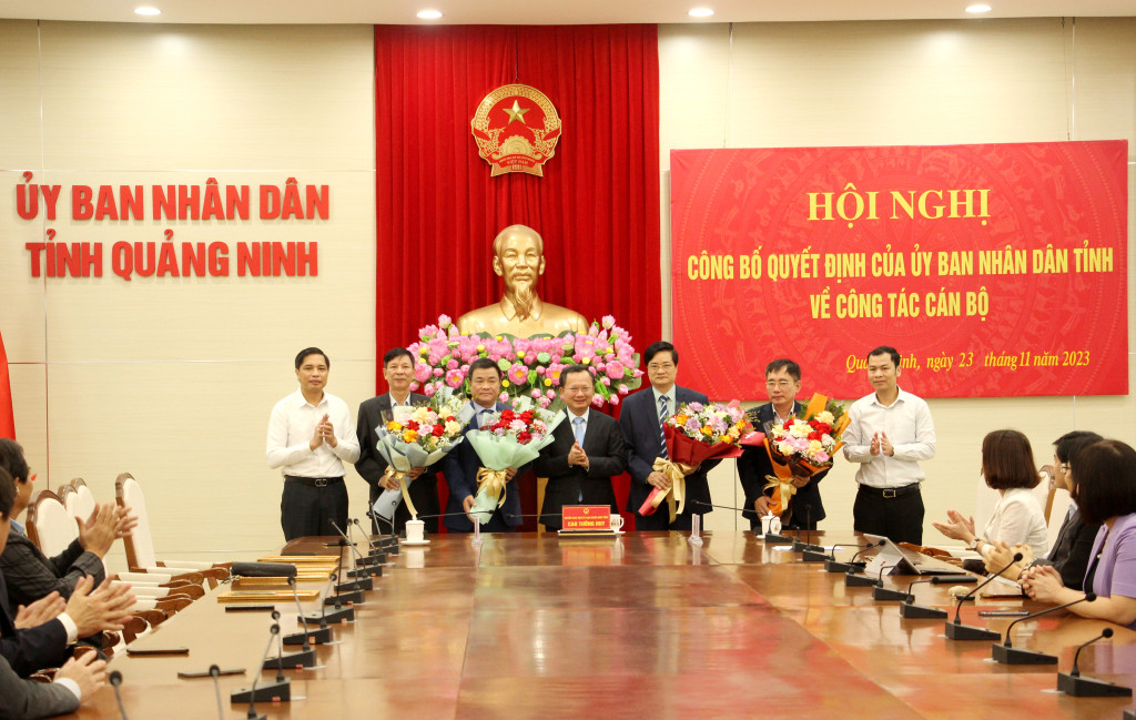 Các đồng chí lãnh đạo UBND tỉnh tặng hoa chúc mừng các đồng chí.