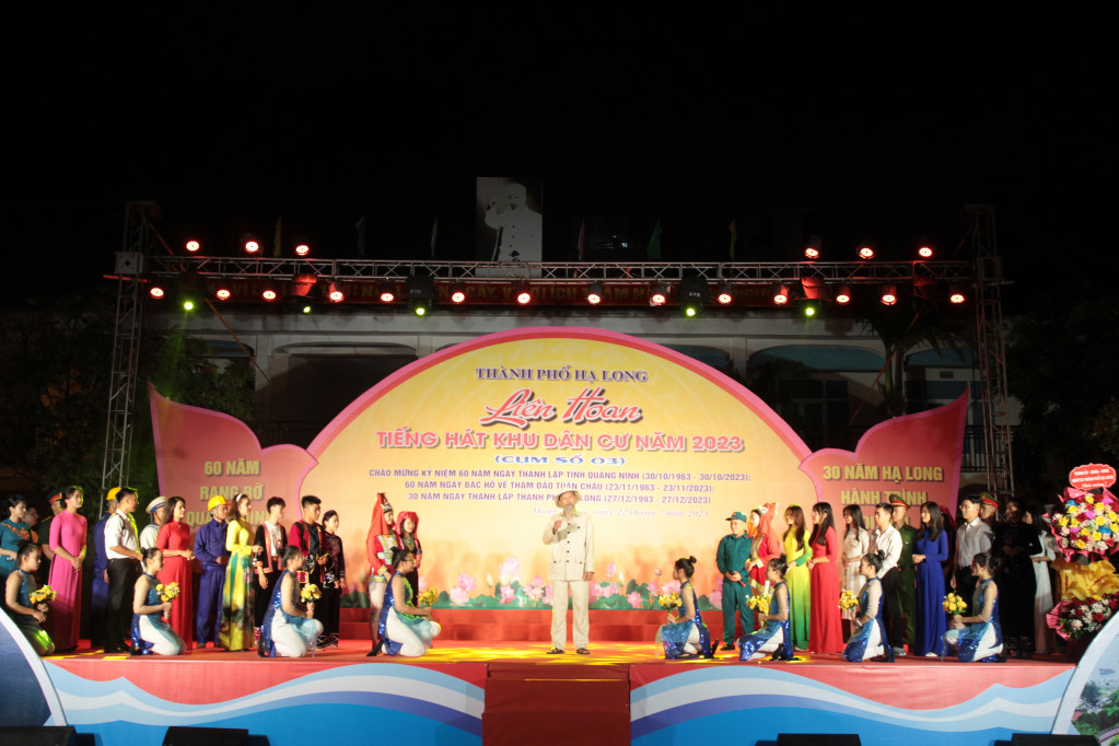 Hoạt cảnh sân khấu Bác Hồ về thăm đồng bào các dân tộc Quảng Ninh của đoàn nghệ thuật quần chúng phường Bãi Cháy.