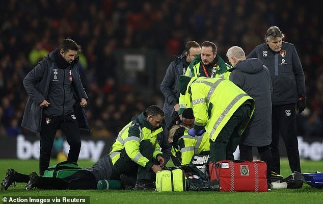 Cầu thủ đổ gục vì đau tim, trận đấu ở Premier League bị hủy sau 60 phút - 2