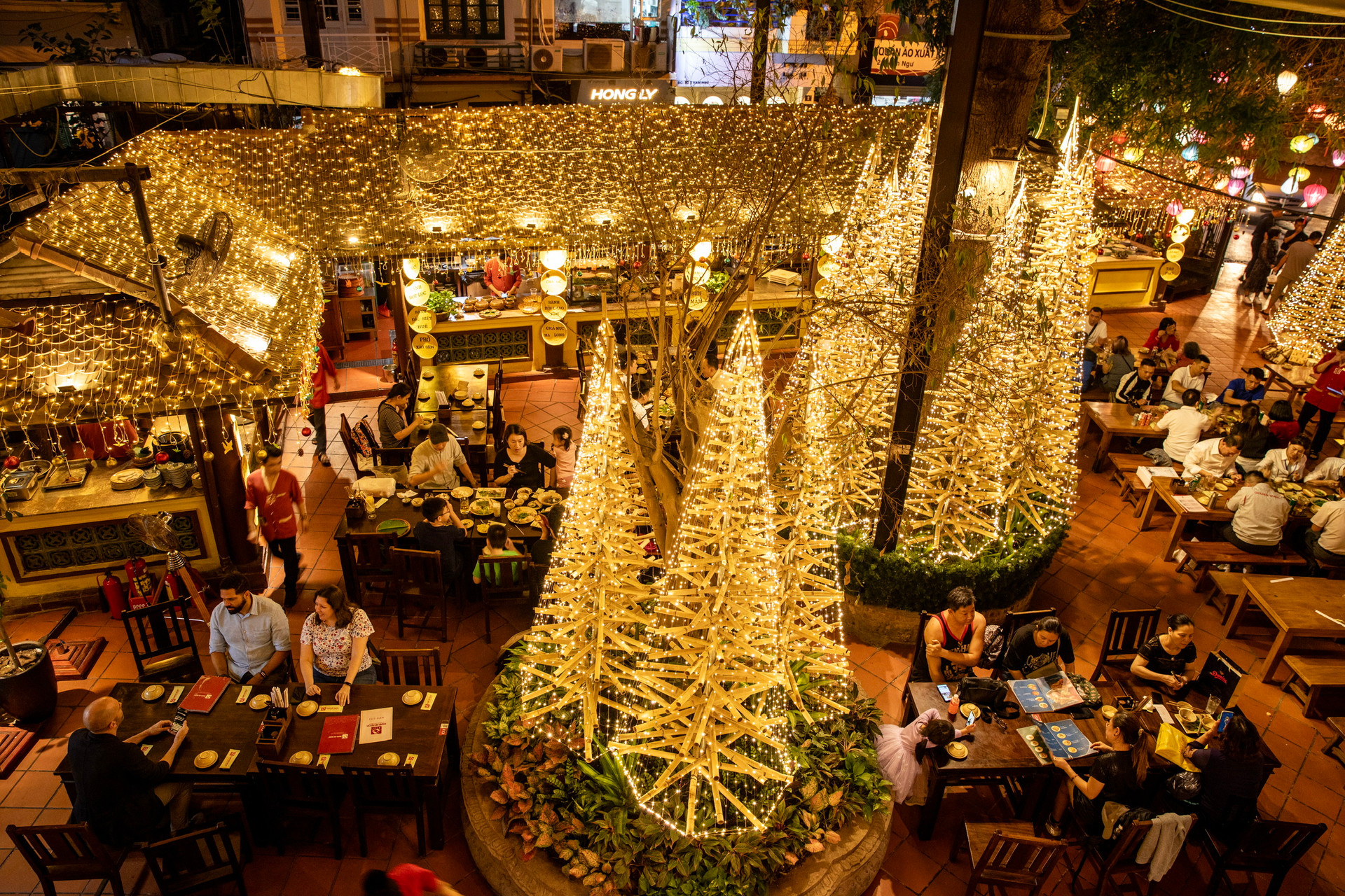 Nhiều du khách quốc tế tìm đến để thưởng thức ẩm thực và tận hưởng không gian lãng mạn đậm chất Việt. Ảnh: BTC