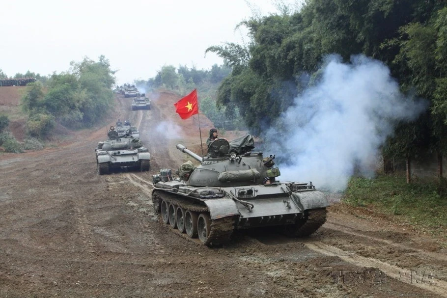 Xe tăng của Lữ đoàn tăng 201 triển khai đội hình trên thao trường. (Ảnh: Trọng Đức/TTXVN)