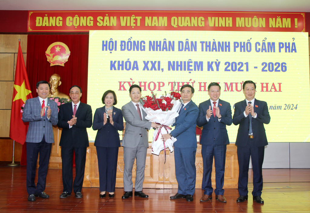 Lãnh đạo TP Cẩm Phả chúc mừng đồng chí Phạm Lê Hưng, Phó Bí thư Thành ủy, Chủ tịch UBND TP Cẩm Phả.