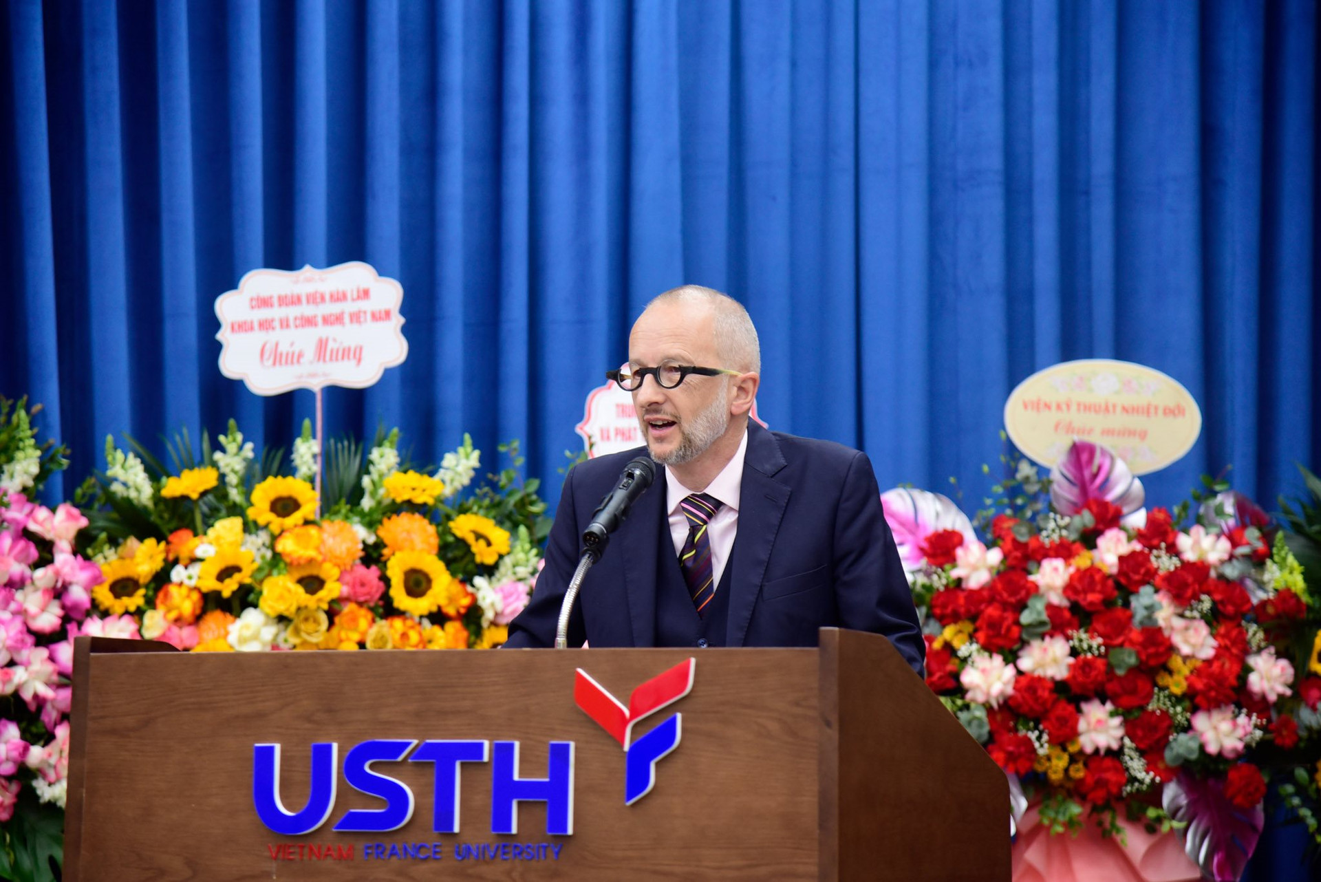 gs.-jean-marc-lavest-hieu-truong-chinh-usth.jpg