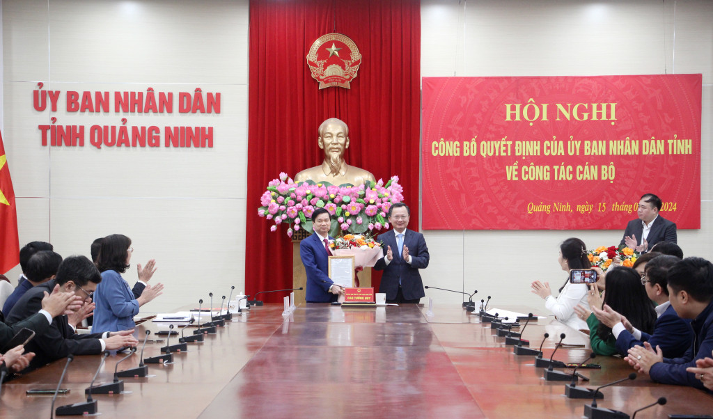 Đồng chí Cao Tường Huy, Chủ tịch UBND tỉnh, trao quyết định điều động, bổ nhiệm ông Phạm Xuân Đài, Giám đốc Sở KHCN giữ chức vụ Trưởng Ban Quản lý KKT tỉnh.