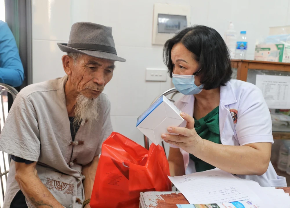 Phát thuốc miễn phí cho các thương, bệnh binh, gia đình chính sách, thân nhân gia đình liệt sỹ trên địa bàn tỉnh Bắc Giang. (Ảnh: Danh Lam/TTXVN)