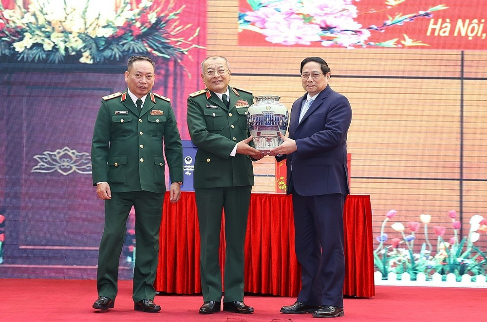 Thủ tướng Phạm Minh Chính chúc Tết Tổng cục 2-Bộ Quốc phòng. (Ảnh: Dương Giang/TTXVN)