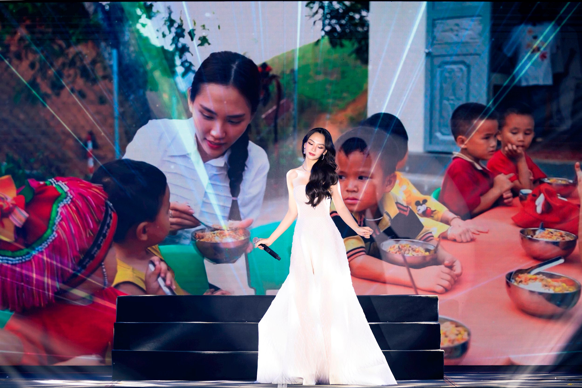 Hoa hậu Mai Phương nhảy 'See tình', hát 'Pray' tại Miss World