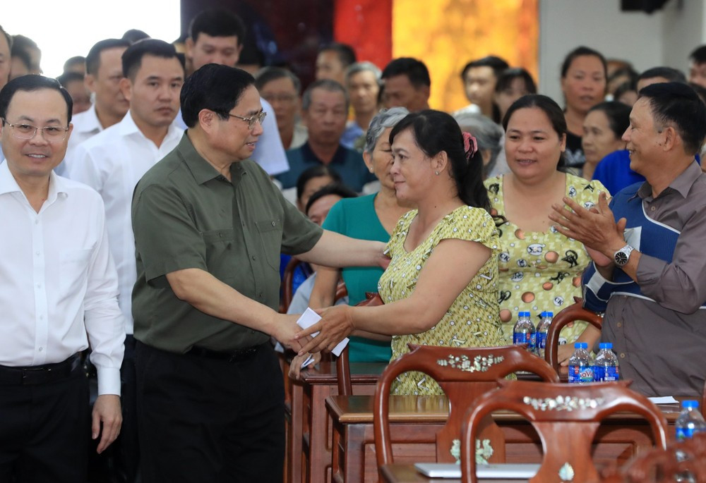 Thủ tướng Phạm Minh Chính với đối tượng chính sách, người có hoàn cảnh khó khăn tham dự chương trình. (Ảnh: Văn Điệp/TTXVN)