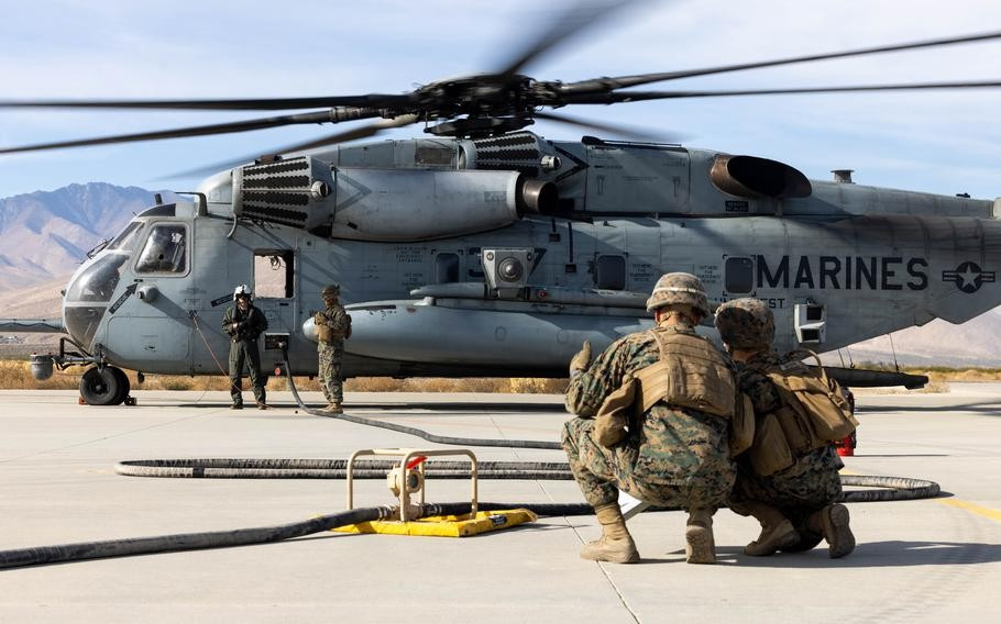Binh sỹ Mỹ đứng cạnh chiếc trực thăng CH-53E Super Stallion. (Nguồn: Thủy quân lục chiến Mỹ)