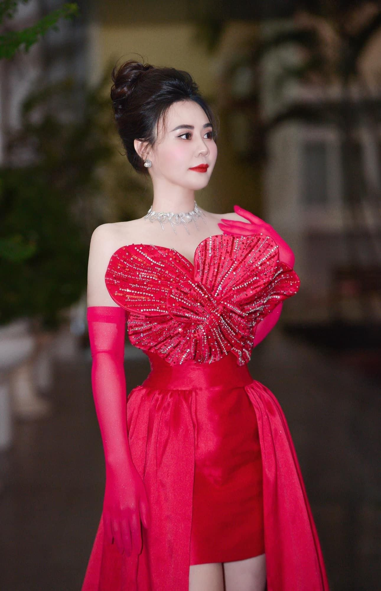 Hoa hậu Phan Kim Oanh khoe vẻ tươi tắn trong bộ ảnh Tết