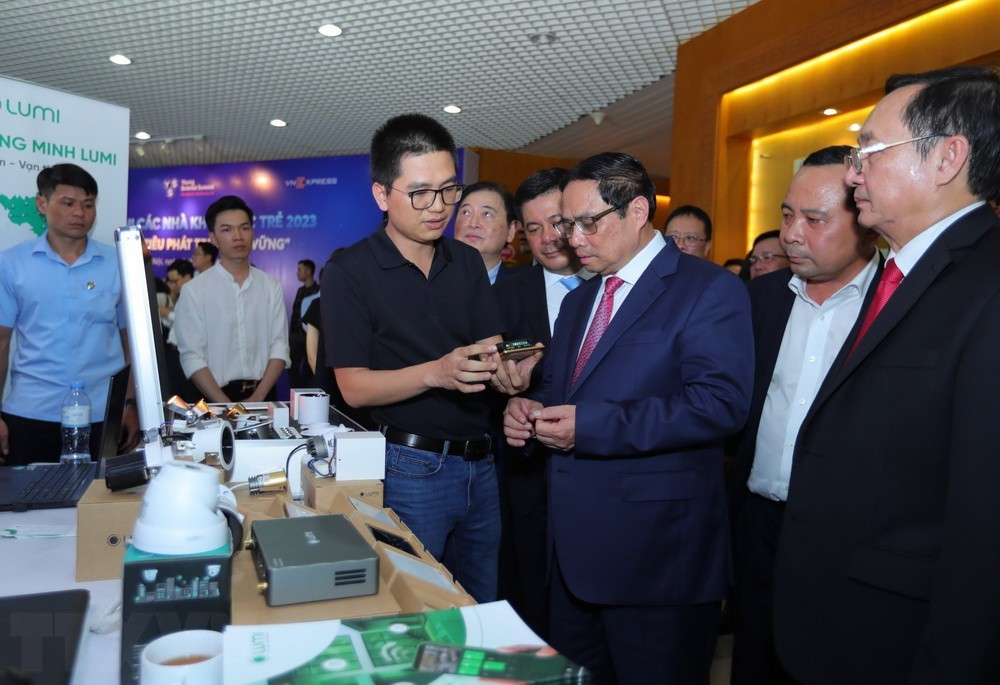 Thủ tướng Phạm Minh Chính và các đại biểu tham quan Triển lãm các sản phẩm ứng dụng Khoa học-Công nghệ, hồi tháng 5/2023. (Ảnh: Hoàng Hiếu/TTXVN)
