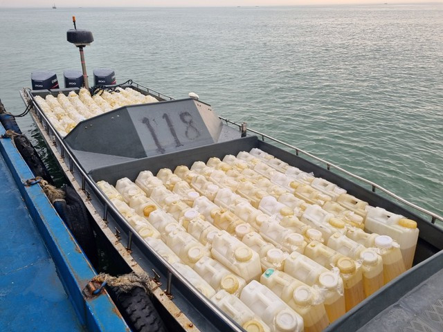 Quảng Ninh: Bắt giữ xuồng máy chở 250 can xăng lậu trên biển- Ảnh 1.