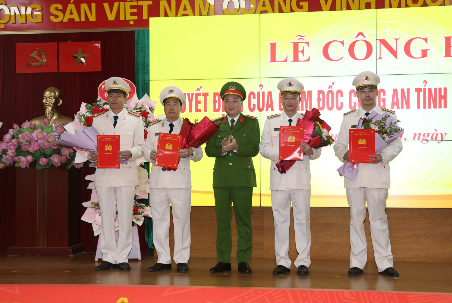 Đại tá Nguyễn Thuận, Phó Giám đốc Công an tỉnh trao quyết định điều động của Giám đốc Công an tỉnh cho 04 đồng chí lãnh đạo các phòng nghiệp vụ